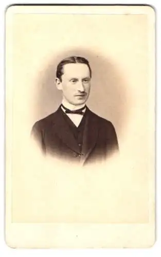 Fotografie E. Schroeter, Meissen, Obergasse 597, Porträt eines eleganten Herren