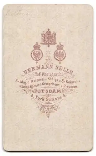 Fotografie H. Selle, Potsdam, York Str. 4, Frau in elegantem Kleid sitzt nachdenklich im Sessel