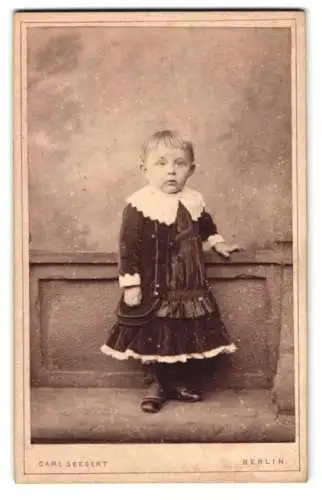 Fotografie Carl Seeget, Berlin, Grosse Frankfurter Str. 70, Portrait eines jungen Kindes