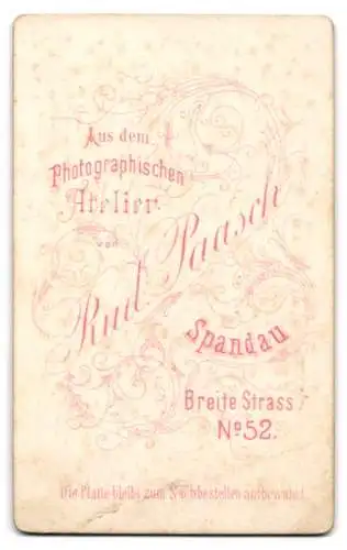 Fotografie Rud. Paasch, Spandau, Breite Strass No. 52, Kleines Kind mit Stuhl