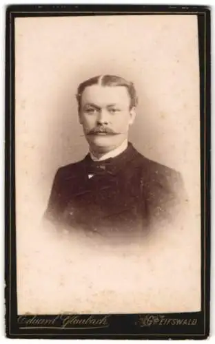 Fotografie Eduard Glaubach, Greifswald, Lange Str 4, Portrait eines Mannes mit Schnurrbart