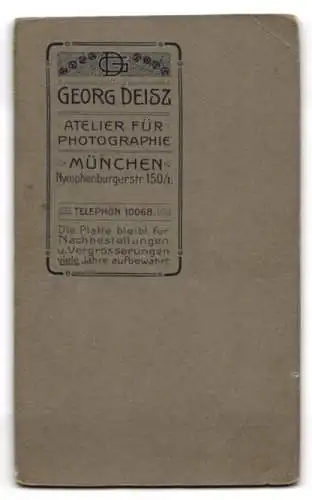 Fotografie G. Deisz, München, Nymphenburgerstr. 150, Drei Kinder auf einem Podest