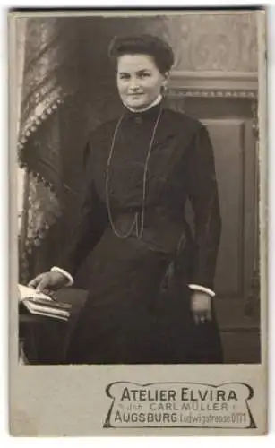 Fotografie Carl Müller, Augsburg, Ludwigstrasse 11, Frau in elegantem Kleid