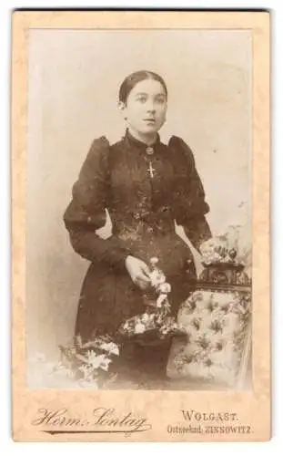 Fotografie Hermann Sontag, Wolgast, Frau mit Blumenstrauss