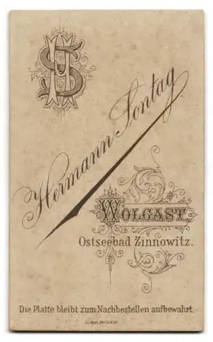 Fotografie Hermann Sontag, Wolgast, Frau mit Blumenstrauss