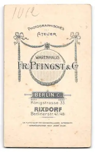 Fotografie Fr. Pfingst & Co., Berlin, Königstrasse 33, Porträt einer Dame in eleganter Kleidung