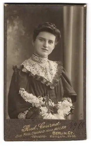 Fotografie Rudolph Conrad, Berlin, Königstrasse 34-36, Porträt einer Frau mit Blumenstrauss