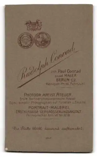 Fotografie Rudolph Conrad, Berlin, Königstrasse 34-36, Porträt einer Frau mit Blumenstrauss