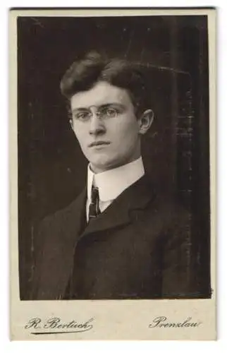 Fotografie R. Bertuch, Prenzlau, Stein-Str. 431, Porträt eines jungen Mannes mit Brille