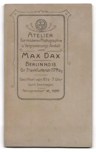 Fotografie Max Dax, Berlin, Gr. Frankfurterstr. 117, Ältere Dame mit Blumenschmuck