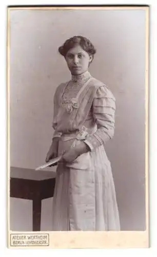 Fotografie Atelier Wertheim, Berlin, Leipzigerstr., Frau im eleganten Kleid mit Buch