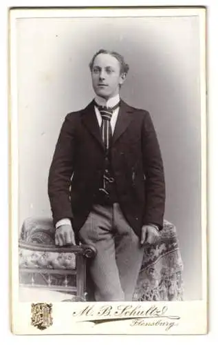 Fotografie M. B. Schultz, Flensburg, Norderhofenden 13, Eleganter junger Mann in Anzug