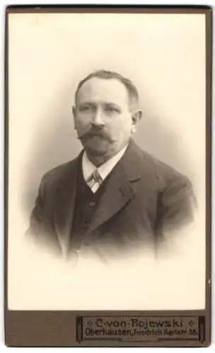 Fotografie C. von Rojewski, Oberhausen, Friedrich Karlstr. 35, Portrait eines ernsthaften Herrn