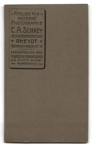 Fotografie C.A. Schrey, Rheydt, Odenkirchenerstrasse 19, Porträt eines sitzenden Mannes