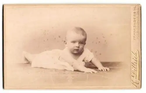 Fotografie K. Dittrich, Frankenberg i.Sa., Freibergerstrasse 206, Liegendes Baby