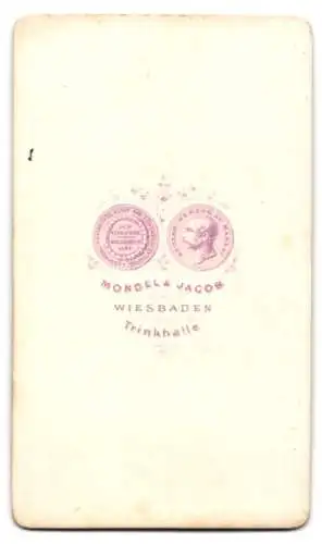 Fotografie Mondel & Jacobs, Wiesbaden, Trinkhalle, Porträt eines Mannes mit üppigem Haar