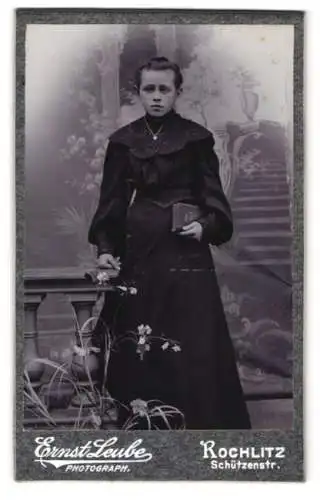 Fotografie Ernst Leube, Rochlitz, Schützenstr, Porträt einer jungen Frau mit Buch