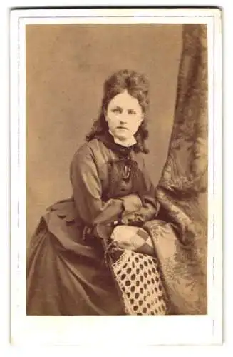 Fotografie L. Wagner, Wiesbaden, Taunusstrasse 12, Frau mit elegantem Kleid