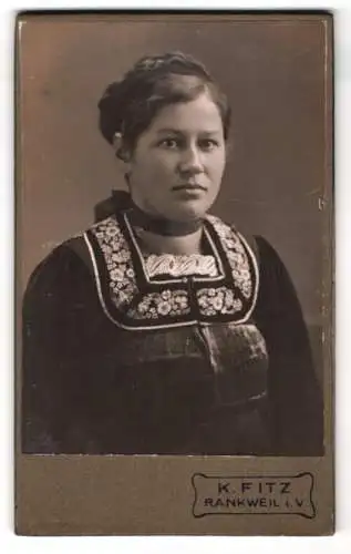 Fotografie K. Fitz, Rankweil, Portrait einer Frau in traditioneller Tracht