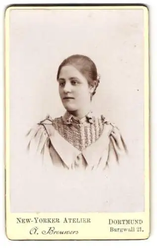 Fotografie A. Brouwers, Dortmund, Burgwail 21, Portrait einer jungen Frau