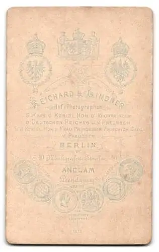 Fotografie Reichard & Lindner, Berlin, Markgrafenstrasse 40, Frau mit geflochtenem Haar