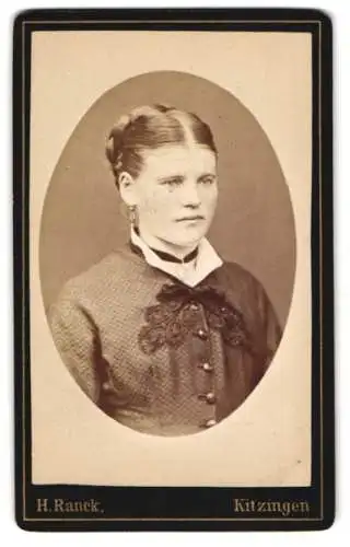 Fotografie H. Ranck, Kitzingen, Bahnhofstrasse, Porträt einer jungen Frau