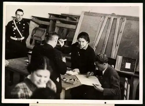 Fotografie Schostal, Berufswettkampf in Spanien, Polizist überwacht Arbeitsgruppen von Künstlern