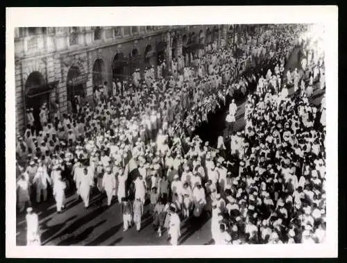 Fotografie Schostal, Ansicht Bombay / Mumbai, Inder demonstrieren gegen England 1939