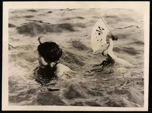 Fotografie Atlantic, Japanerin hält Fächer mit dem Fuss beim Schwimmen 1939