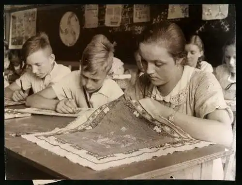 Fotografie Atlantic, Ansicht Lubmin, Schulkinder knüpfen Teppich in der Schule 1938