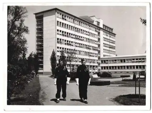 Fotografie unbekannter Fotograf, Ansicht Strasbourg - Strassburg, französische Soldaten vor Hochhaus-Komplex