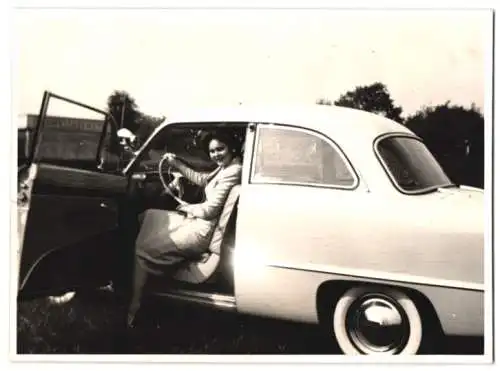 Fotografie Auto Ford Taunus, hübsche junge Frau im PKW sitzend