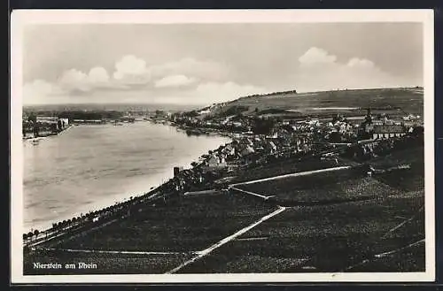 AK Nierstein am Rhein, Ortsansicht mit Rhein und Ufer aus der Vogelschau