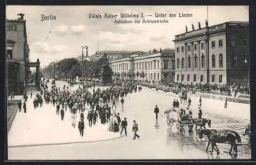 AK Berlin, Palais Kaiser Wilhelm I.-Unter den Linden mit Aufziehen der Schlosswache