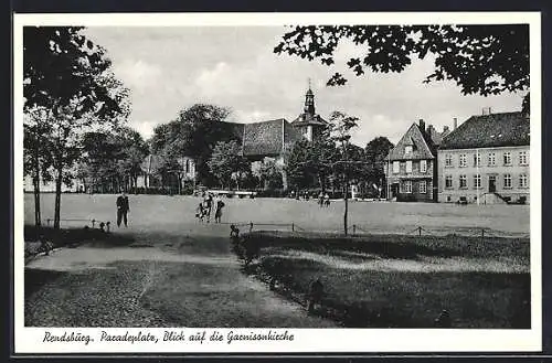 AK Rendsburg, Paradeplatz mit Blick auf die Garnisonkirche