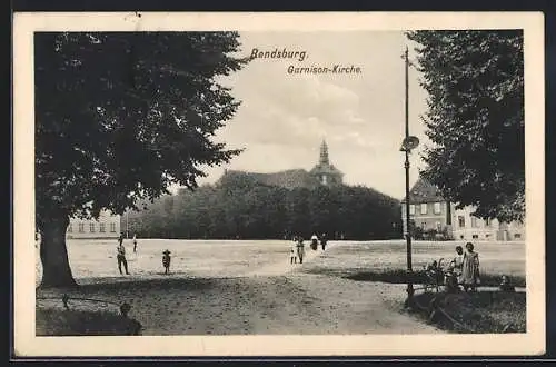 AK Rendsburg, Strassenpartie an der Garnison-Kirche