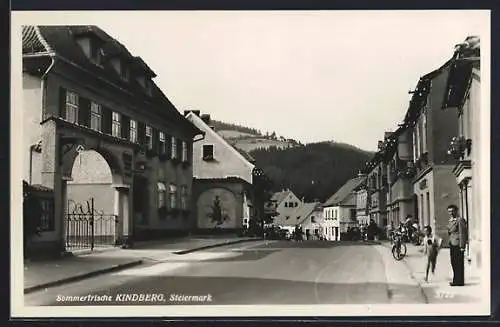 AK Kindberg /Steiermark, Strassenpartie mit Passanten