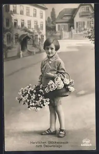 Foto-AK Amag Nr.65965 /2: Glückwunsch zm Geburtstag, Mädchen mit Blumen im Korb und in der Hand