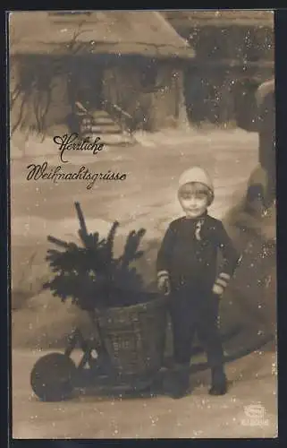 Foto-AK Amag Nr.61908 /6: Herzliche Weihnachtsgrüsse, kleiner Junge mit Tanne im Korb