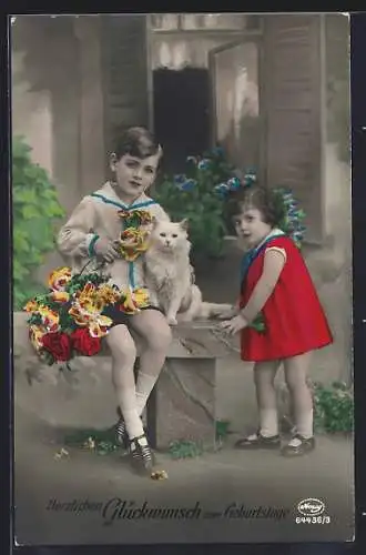 Foto-AK Amag Nr.64436 /3: Glückwunsch zum Geburtstag, Kleines Mädchen und Junge mit Blumen und Katze