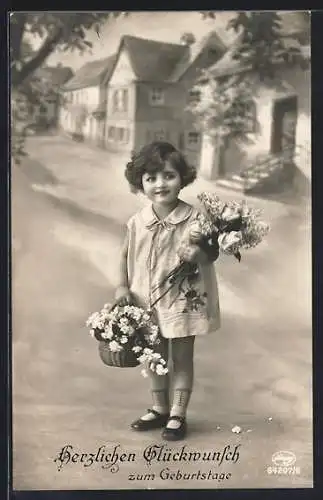 Foto-AK Amag Nr.64207 /6: Glückwunsch zum Geburtstag, Kleines Mädchen mit einem Blumenkorb und Blumenstrauss im Arm