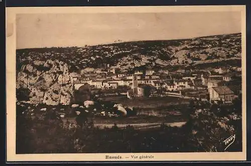 AK Banon, Vue générale du village et des collines rocheuses