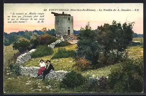 AK Fontvieille, Le Moulin de A. Daudet avec couple assis sur un mur de pierres