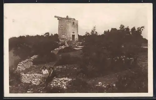 AK Fontvieille, Le Moulin de Daudet et paysage environnant