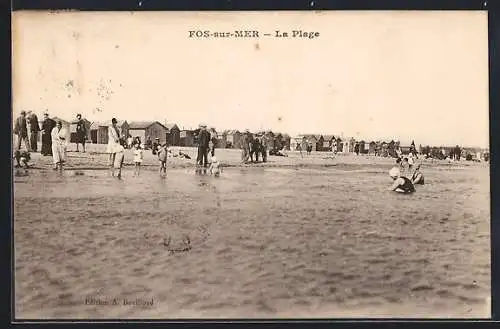 AK Fos-sur-Mer, La Plage animée avec des baigneurs et cabines de plage