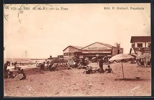 AK Fos-sur-Mer, La plage animée avec cabines et visiteurs sous parasols