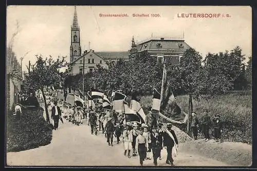 AK Leutersdorf i. S., Schulfest 1906, Strassenumzug mit Fahnen, Kirche