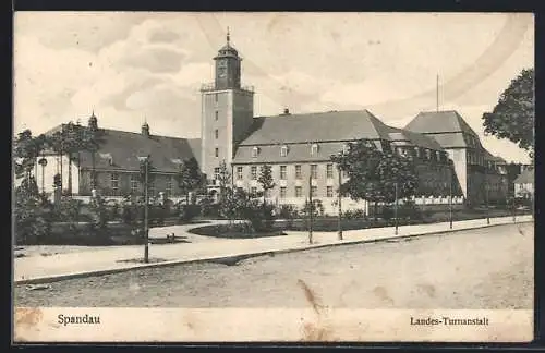 AK Berlin-Spandau, Landes-Turnanstalt mit Strassenpartie