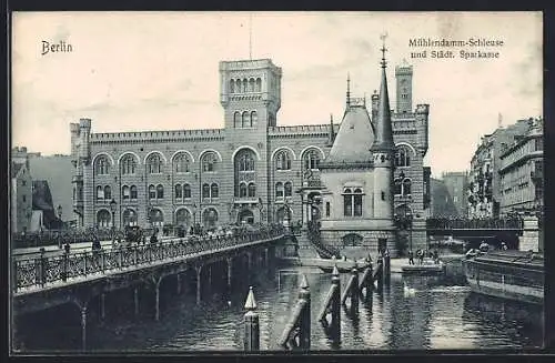 AK Berlin, Mühlendamm-Schleuse und Städt. Sparkasse