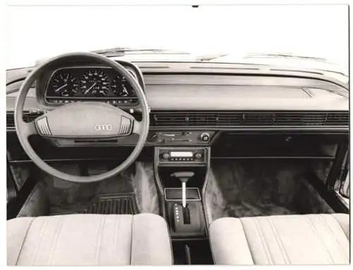 Fotografie Auto Audi 100, Cockpit, Armaturenbrett, Werkfoto